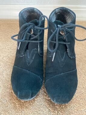 TOMS Desert Wedges Women's Size 6 Ankle Bootie Black Suede Lace-Up